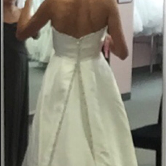 A-Line, ivory wedding dress. Size 4 - Picture 2 of 4